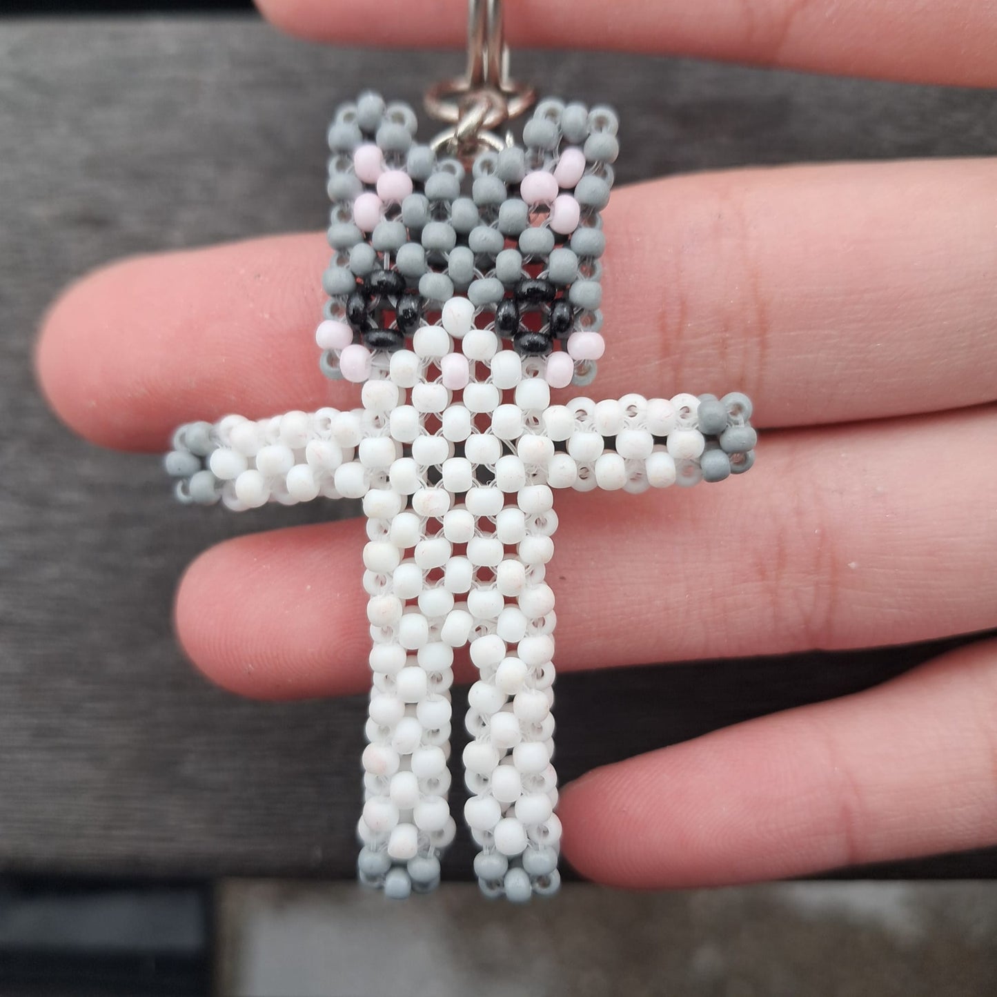 Standing cat - Mira